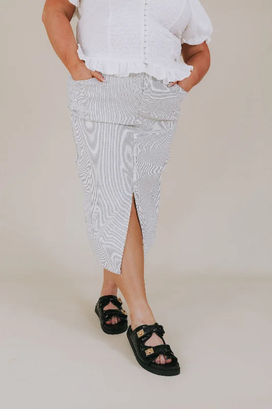 PLUS SIZE - Fine Line Skirt